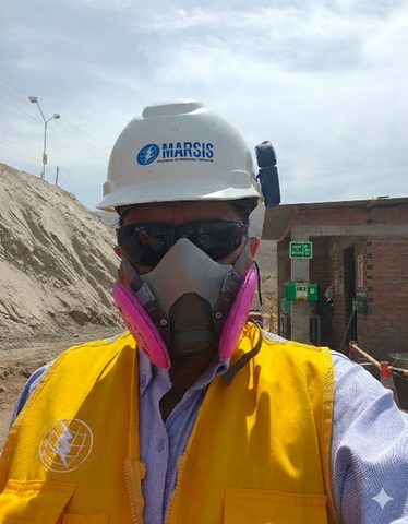 Profesional de MARSIS con equipo de protección en obra