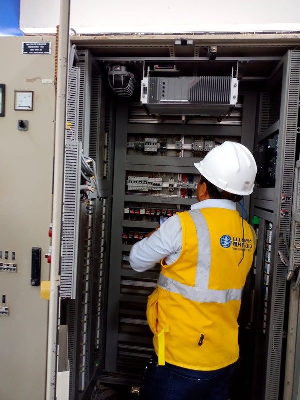 Técnico de MARSIS trabajando en un tablero eléctrico